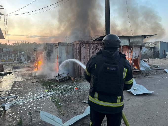 Новини Харкова: велика пожежа від удару дронами по ринку у Великому Бурлуці